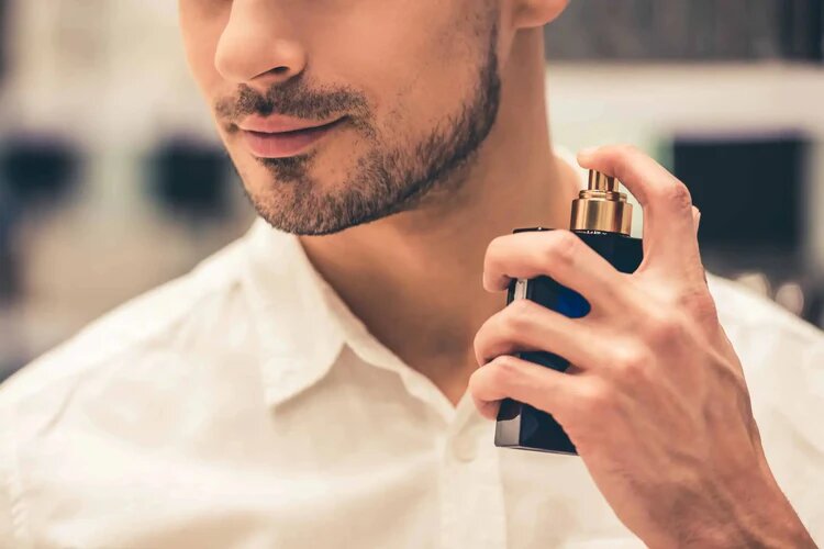 10 perfumes para hombre que atraen la atención de las chicas